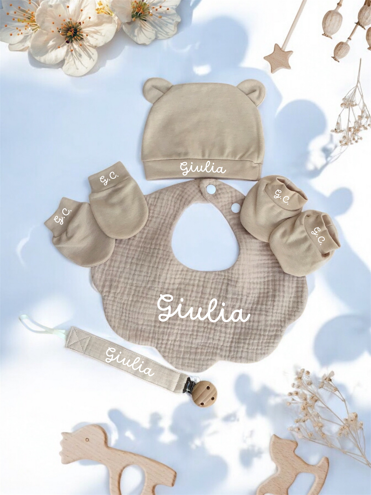 Set Regalo Nascita Beige|Marrone - Cappellino, Guanti, Calzini, Bavaglino e Catenella Porta Ciuccio