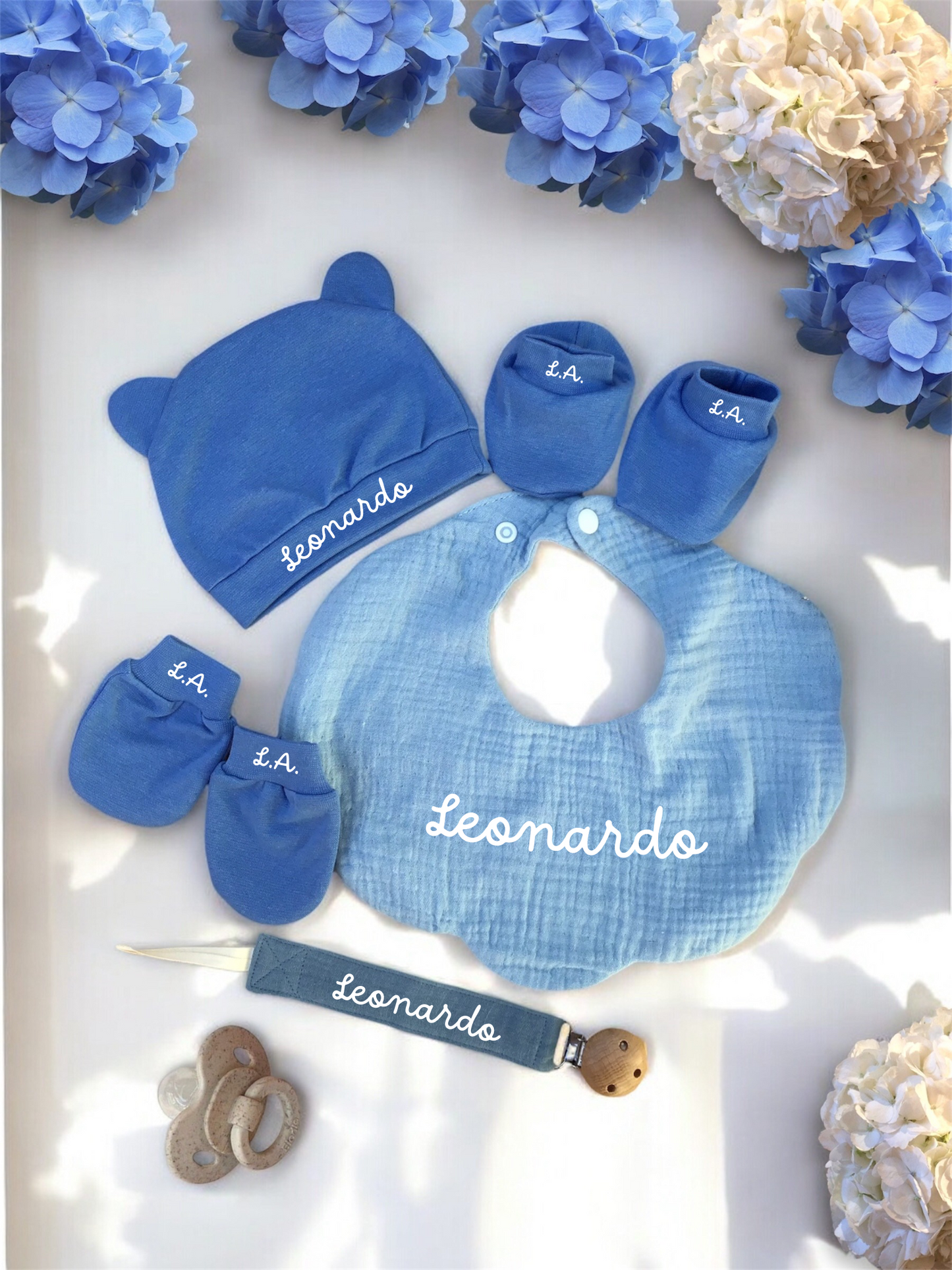 Set Regalo Nascita Bimbo - Cappellino, Guanti, Calzini, Bavaglino e Catenella Porta Ciuccio