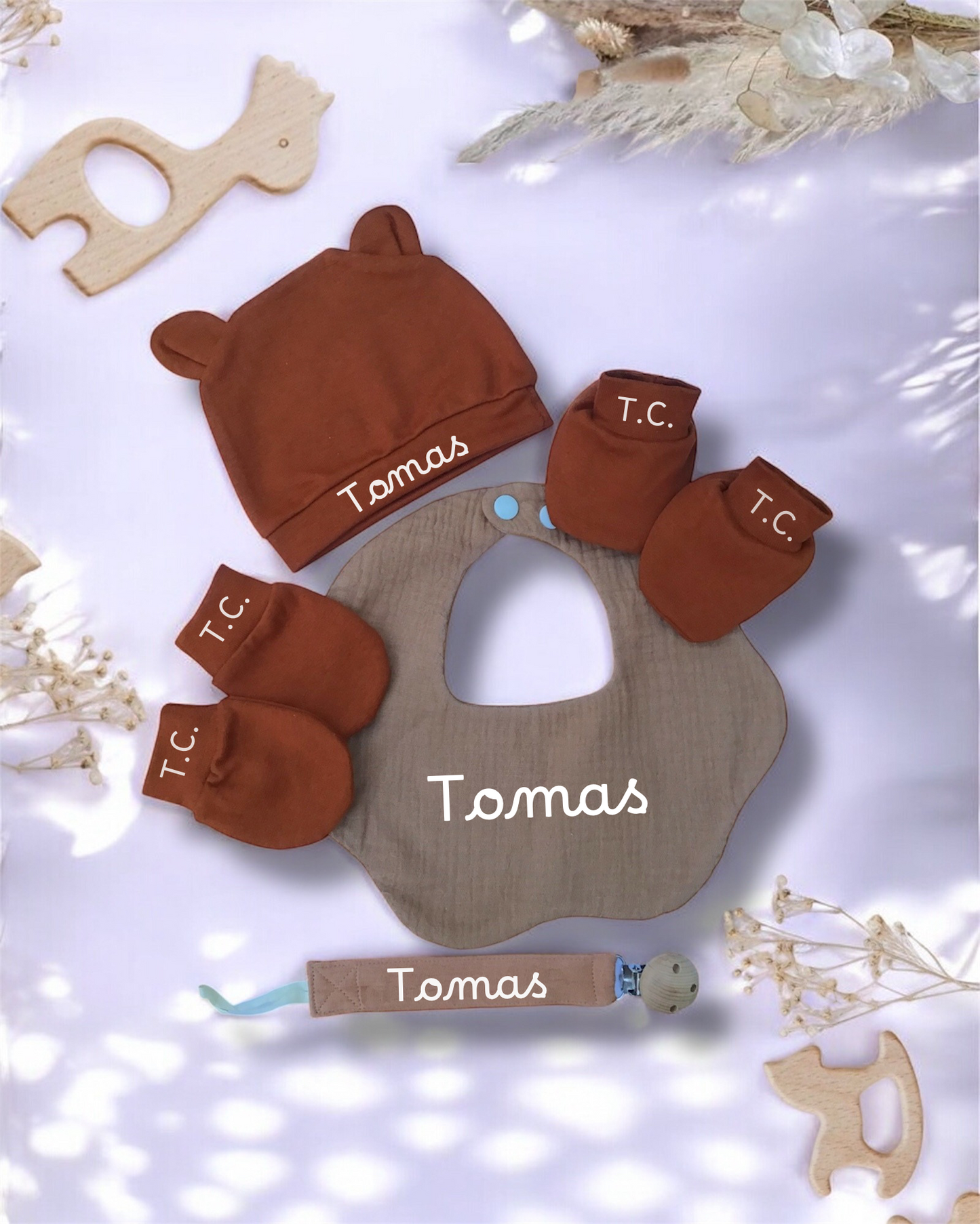 Set Regalo Nascita Beige|Marrone - Cappellino, Guanti, Calzini, Bavaglino e Catenella Porta Ciuccio