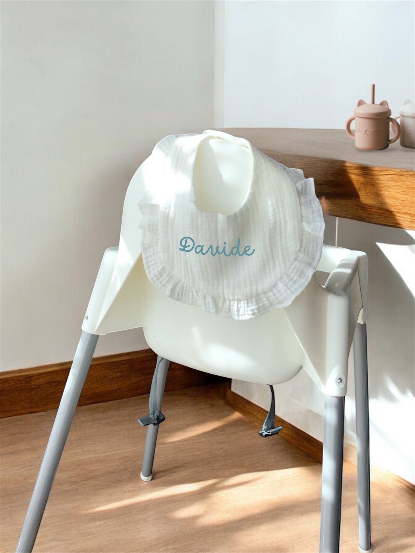 Bavaglino in Mussola con Volant - Personalizzato con Nome, Eleganza e Comfort per il Tuo Bambino