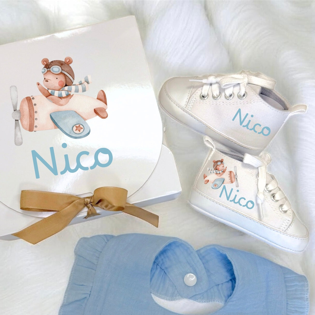 Set Nascita Personalizzato Orsetto Aviatore – Scarpine, Bavaglino e Clip Porta Ciuccio