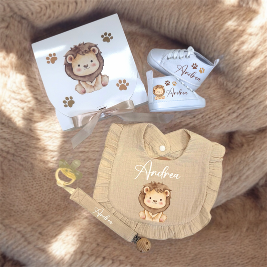 Set Nascita Personalizzato Leoncino – Scarpine, Bavaglino e Clip Porta Ciuccio