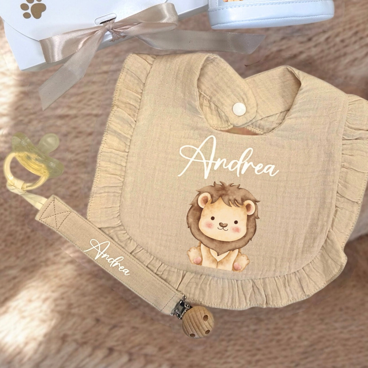 Set Nascita Personalizzato Leoncino – Scarpine, Bavaglino e Clip Porta Ciuccio