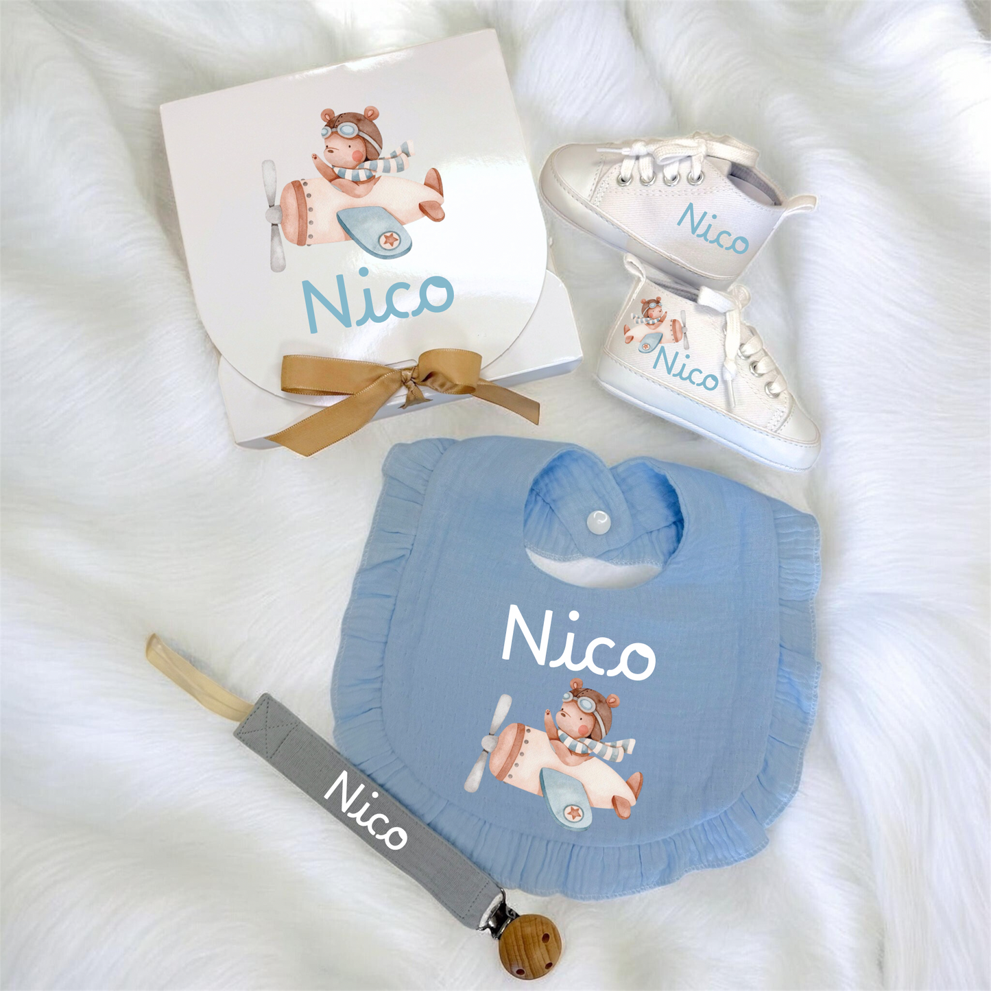 Set Nascita Personalizzato Orsetto Aviatore – Scarpine, Bavaglino e Clip Porta Ciuccio