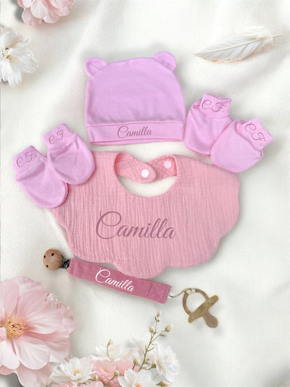 Set Regalo Nascita Bimba - Cappellino, Guanti, Calzini, Bavaglino e Catenella Porta Ciuccio