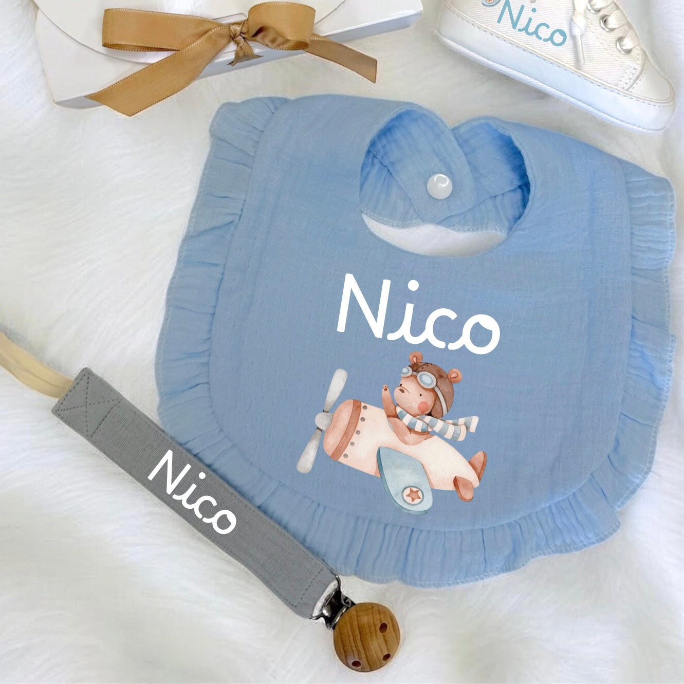 Set Nascita Personalizzato Orsetto Aviatore – Scarpine, Bavaglino e Clip Porta Ciuccio