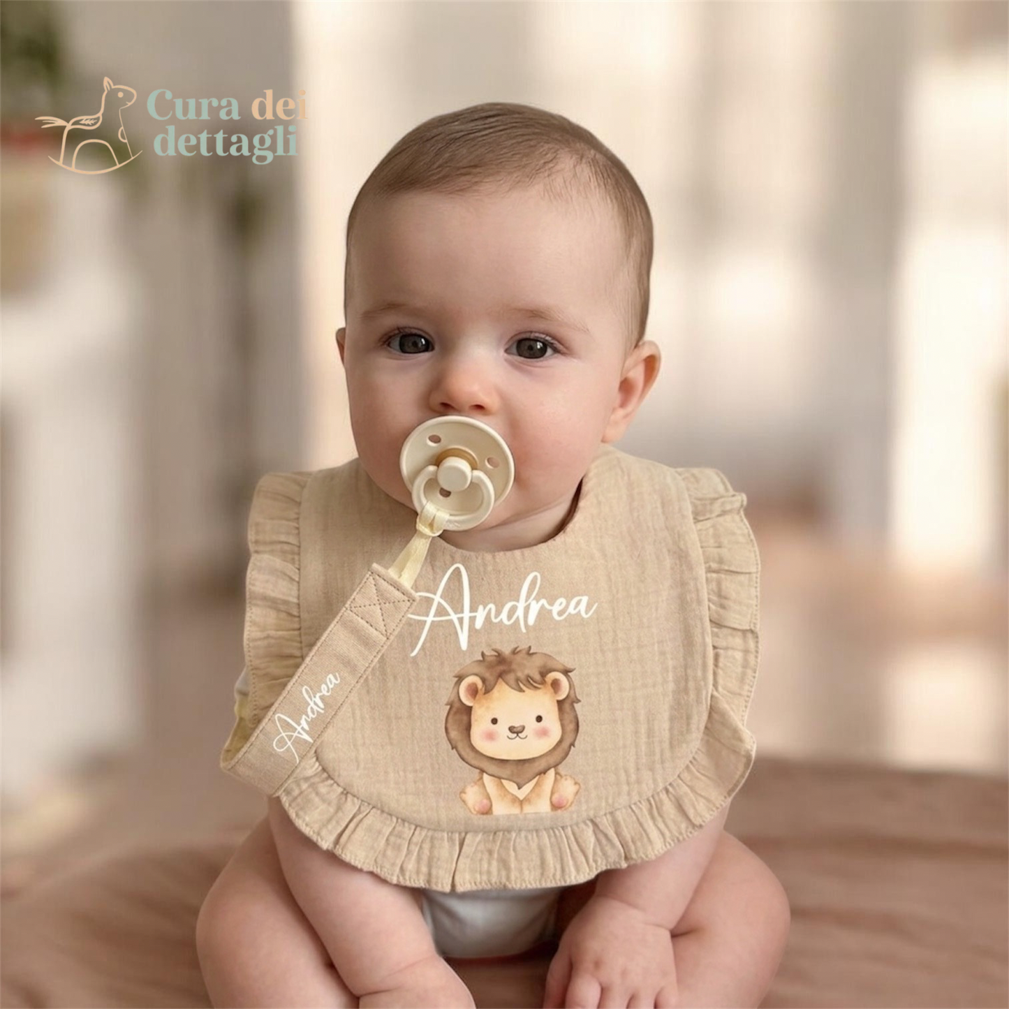 Set Nascita Personalizzato Leoncino – Scarpine, Bavaglino e Clip Porta Ciuccio