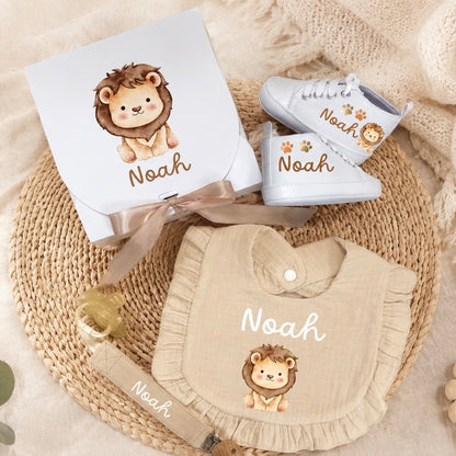Set Nascita Personalizzato Leoncino – Scarpine, Bavaglino e Clip Porta Ciuccio