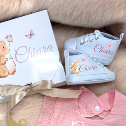 Set Nascita Personalizzato Coniglietto – Scarpine, Bavaglino e Clip Porta Ciuccio