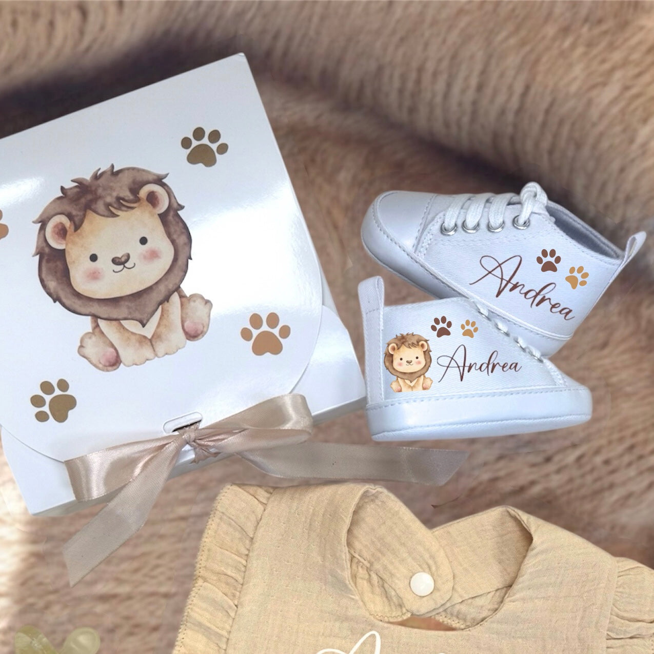 Set Nascita Personalizzato Leoncino – Scarpine, Bavaglino e Clip Porta Ciuccio