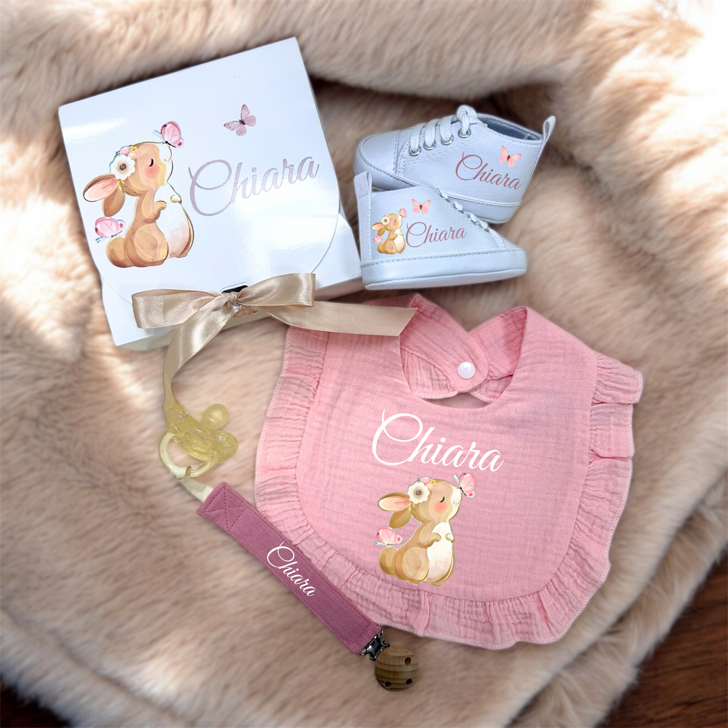 Set Nascita Personalizzato Coniglietto – Scarpine, Bavaglino e Clip Porta Ciuccio