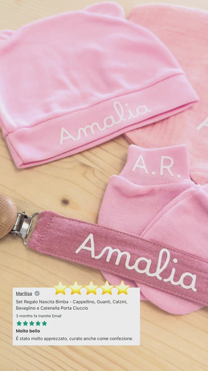 Set Regalo Nascita Bimba - Cappellino, Guanti, Calzini, Bavaglino e Catenella Porta Ciuccio